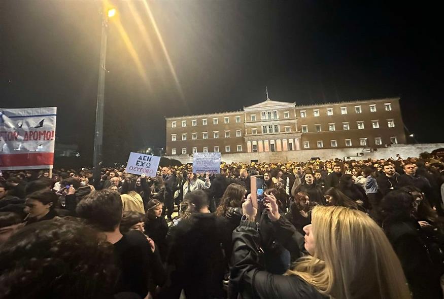 Κόσμος στο Σύνταγμα στο συλλαλητήριο για τα Τέμπη (ethnos.gr/Μάγδα Μπακούση)