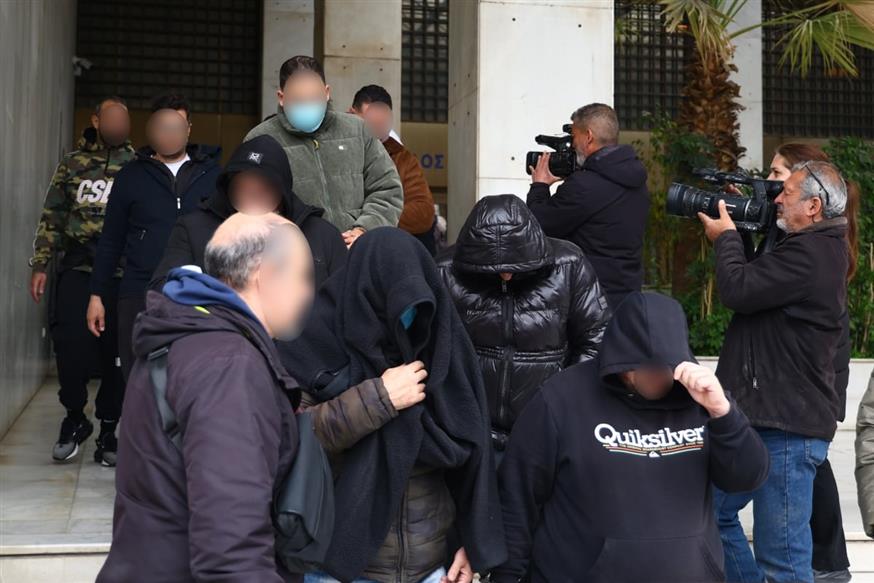 (Μεταγωγή των 22 συλληφθέντων του κυκλώματος με τις εικονικές εταιρίες/IN TIME)