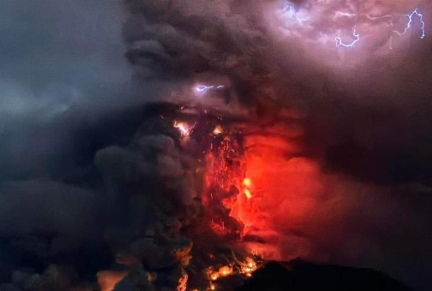 Έκρηξη ηφαιστείου στην Ινδονησία/twitter/ Karnataka Weather
