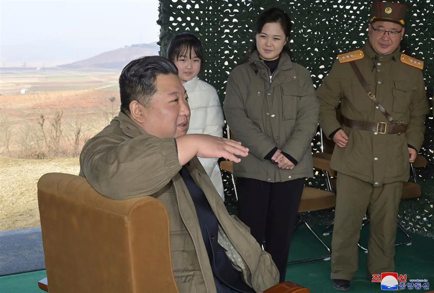 Κιμ Γιονγκ Ουν: Πρώτη δημόσια εμφάνιση με την κόρη του με φόντο... βαλλιστικούς πυραύλους (Korean Central News Agency/Korea News Service via AP)