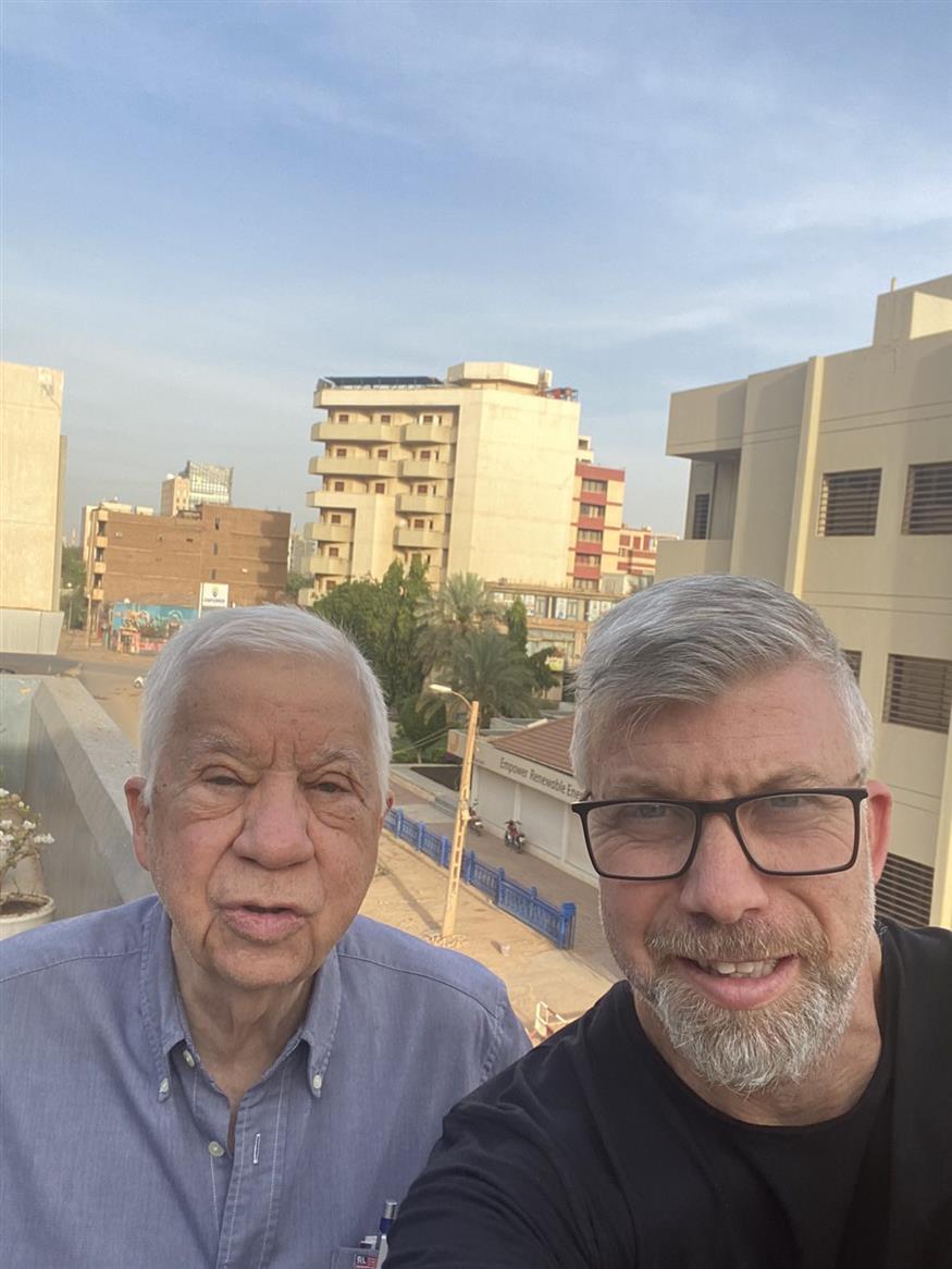 Ο Παύλος Παγουλάτος (δεξιά) μαζί με τον πατέρα του Αθανάσιο Παγουλάτο έξω από το ξενοδοχείο τους στο Χαρτούμ