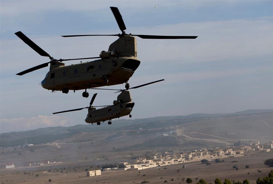 Αμερικανικά CH-47 Chinook πετούν πάνω από ζώνη μάχης κατά τη διάρκεια στρατιωτικής επίδειξης του ΝΑΤΟ στη Σαραγόσα της Ισπανίας / AP Photo/Abraham Caro Marin