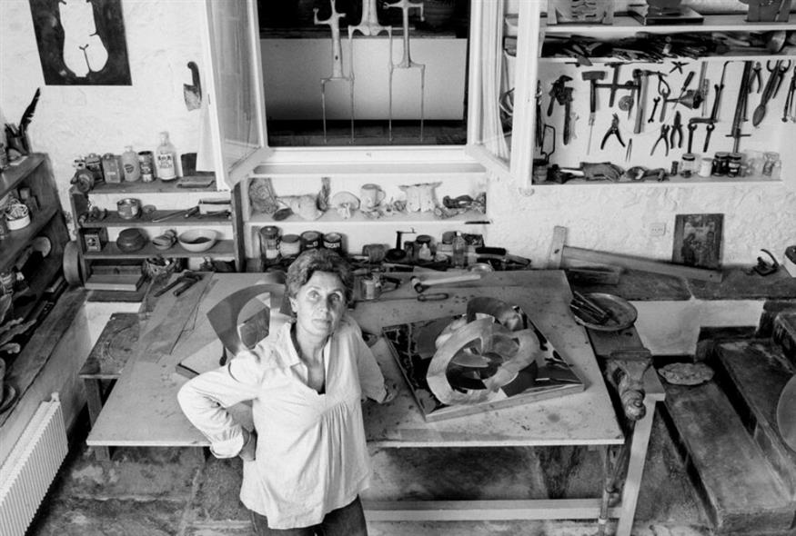 Η Αλεξ Μυλωνά το 1976 στο τελευταίο εργαστήριό της στην οδό Τσάμη Καρατάσου στο Κουκάκι, φωτογραφημένη από την κόρη της Ελένη Μυλωνά. (© Eleni Mylonas)