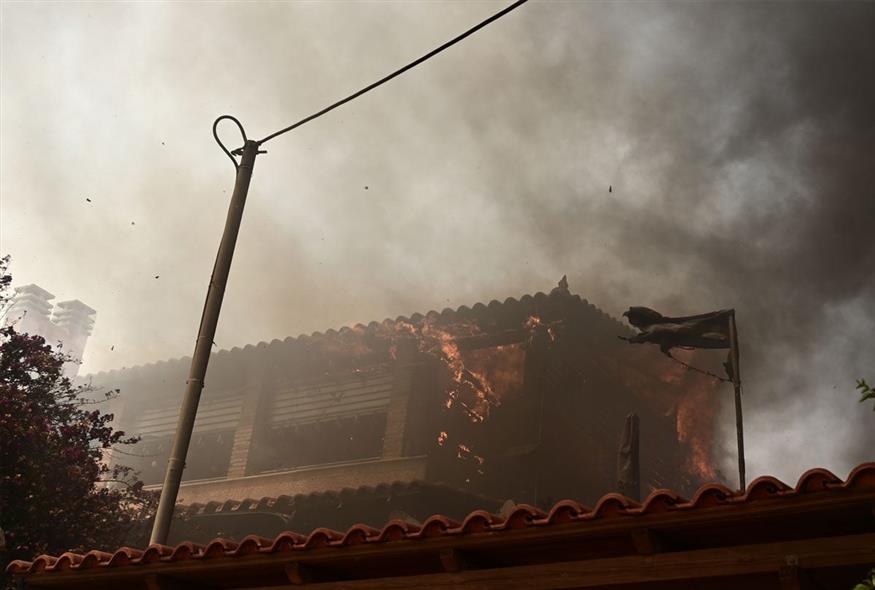 Φωτιά Κουβαράς - Καίγονται τα πρώτα σπίτια (gallery)