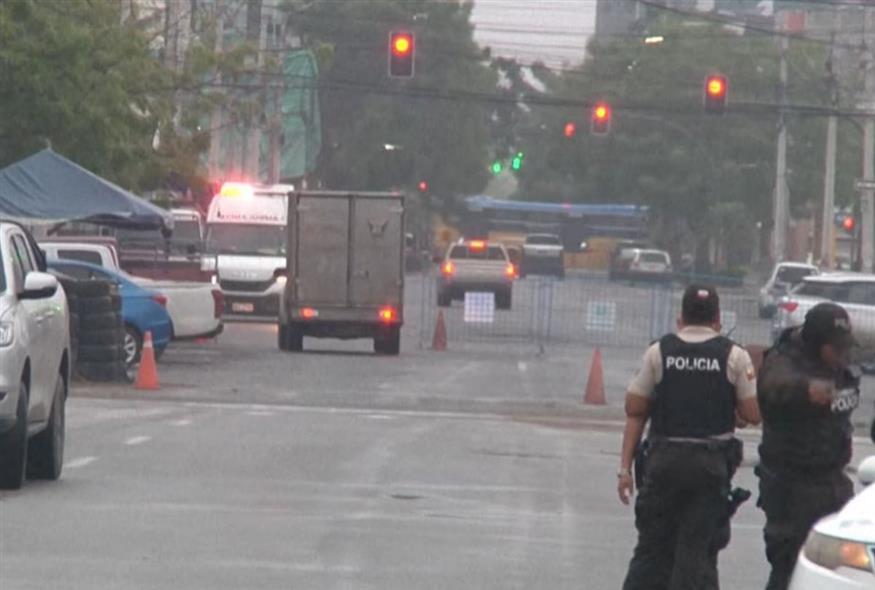 Αστυνομικοί έξω από τη φυλακή όπου ξέσπασαν βίαια επεισόδια (video capture)