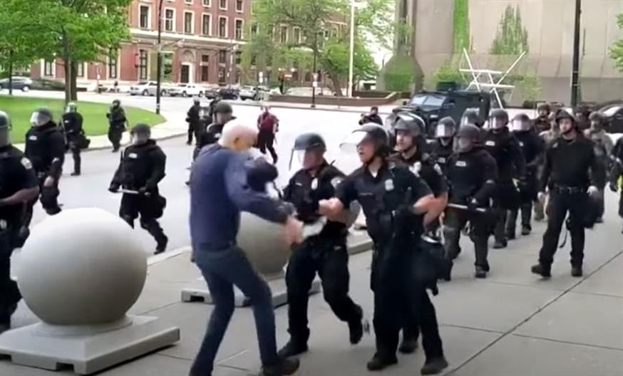 Αστυνομικοί σπρώχνουν και ρίχνουν ηλικωμένο στις ΗΠΑ/Reuters Youtube