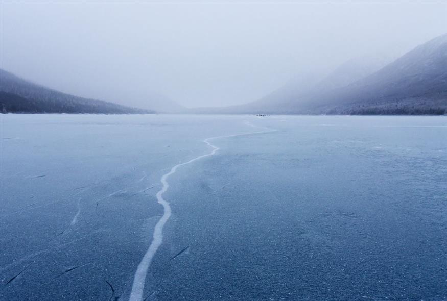 Παγωμένη λίμνη (Unsplash)