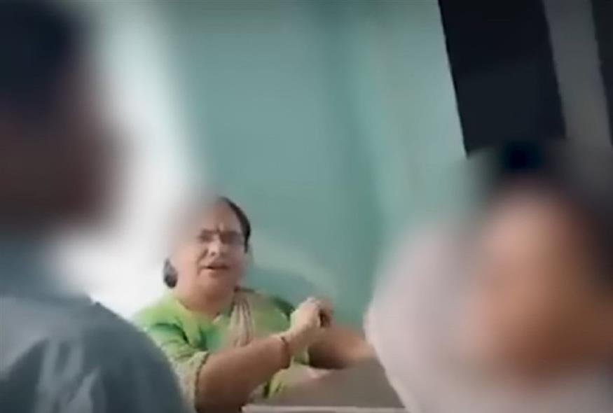 Η δασκάλα που προτρέπει παιδιά να χτυπήσουν συμμαθητή τους στην Ινδία