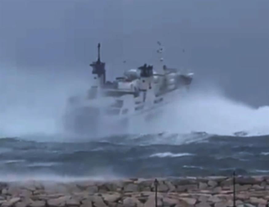 Ιταλία: Η μάχη ενός πλοίου με τα κύματα/ Τwitter