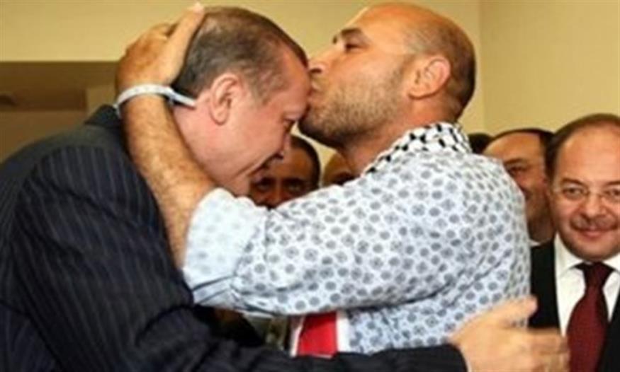 Ο Αλ Μαχίνι αλ Χαράτι φίλησε τον Ταγίπ Ερντογάν το 2010 στο νοσοκομείο (copyright: egypttoday.com)