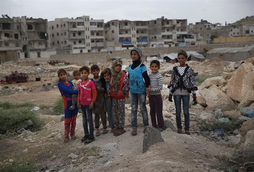 Είναι προφανές ότι αυτά τα παιδάκια αποτελούν απειλή για την εθνική κυριαρχία πολλών χωρών. Ντροπή...(AP Photo/Lefteris Pitarakis)