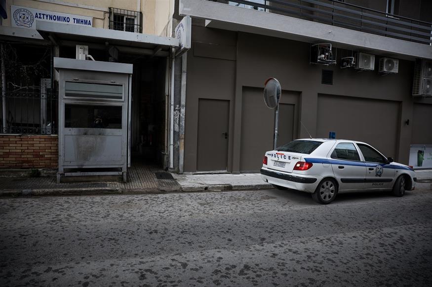 Η είσοδος του αστυνομικού τμήματος Καισαριανής το οποίο έγινε στόχος επίθεσης την Τρίτη 14 Μαΐου 2019 (EUROKINISSI./ΣΤΕΛΙΟΣ ΜΙΣΙΝΑΣ)