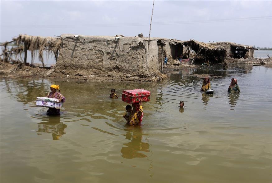 Περισσότεροι από 1.300 άνθρωποι έχασαν τη ζωή τους και εκατομμύρια έχασαν τα σπίτια τους από τις πλημμύρες στο Πακιστάν (Associated Press)