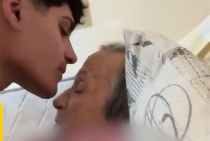«Αν ο Θεός μου χαρίσει ζωή»: Το viral βίντεο από τον αποχαιρετισμό εγγονού με την γιαγιά του που έκανε όλο το διαδίκτυο να κλαίει (Video Capture)