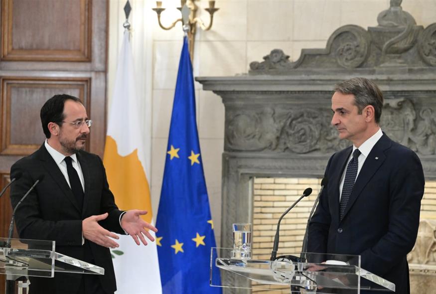 Νίκος Χριστοδουλίδης και Κυριάκος Μητσοτάκης (ΤΑΤΙΑΝΑ ΜΠΟΛΑΡΗ/EUROKINISSI)