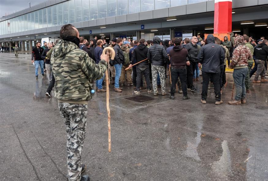 Αγρότες στο αεροδρόμιο Ηρακλείου (ΣΤΕΦΑΝΟΣ ΡΑΠΑΝΗΣ/EUROKINISSI)