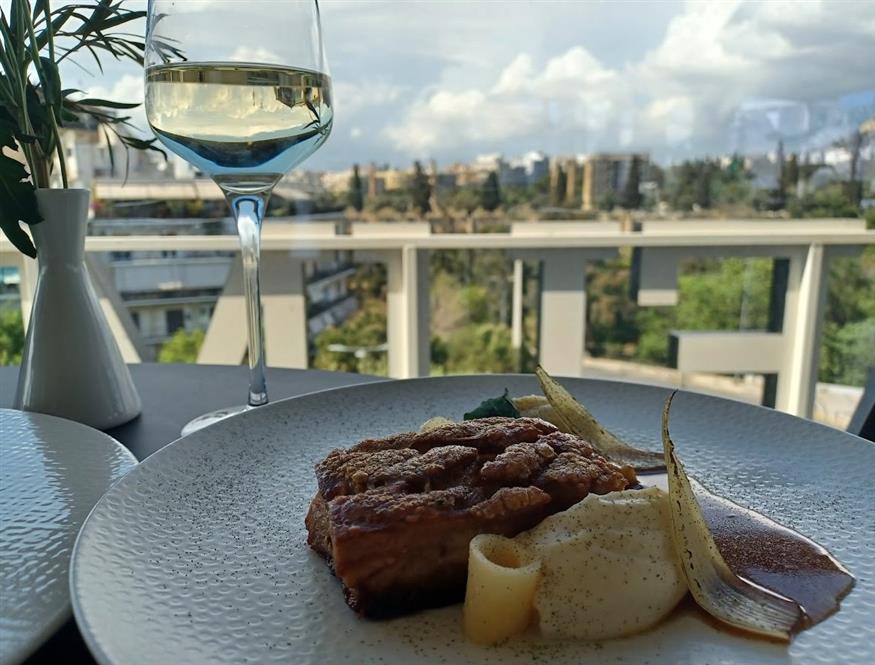 Χοιρινή παντσέτα με κολασμένη πετσούλα για επικά «κρατς» | © Χριστίνα Τσαμουρά