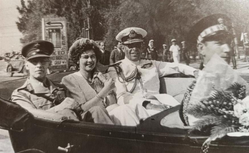 Επιστροφή στην Ελλάδα. Όλος ο συρφετός εντός αυτοκινήτου κάμπριο... Γεώργιος, Φρειδερίκη, Παύλος.