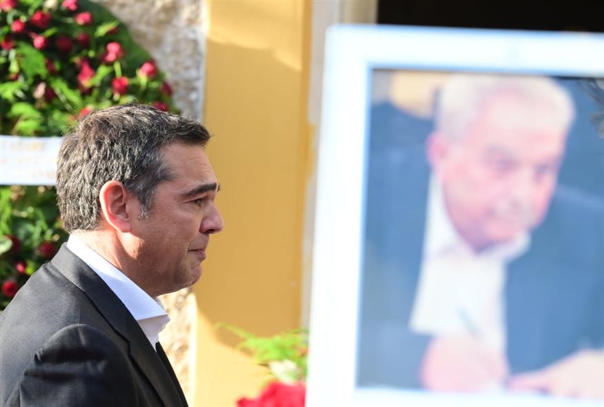 Ο Αλέξης Τσίπρας στην πολιτική κηδεία του Αλέκου Φλαμπουράρη (ΤΑΤΙΑΝΑ ΜΠΟΛΑΡΗ/EUROKINISSI)