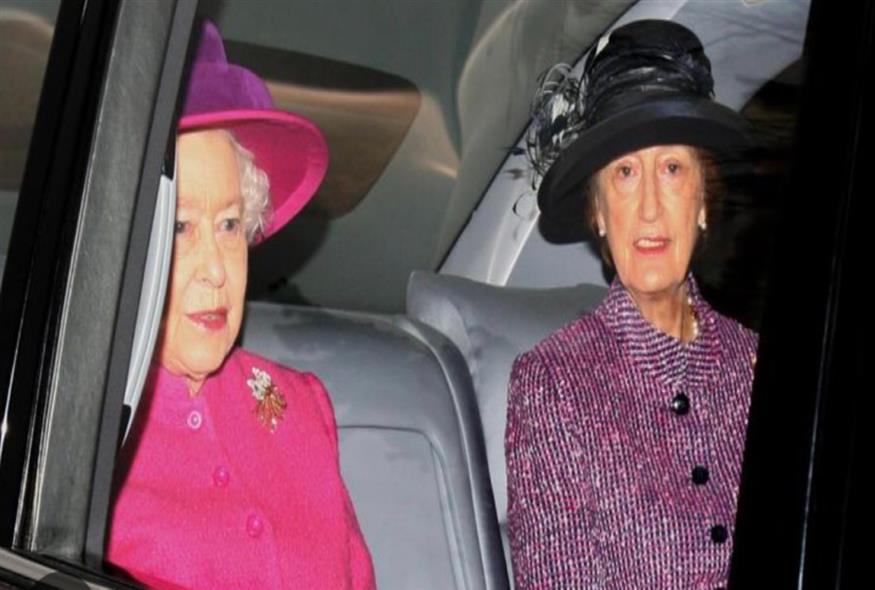 Η βαρόνη Susan Hussey με τη βασίλισσα Ελισάβετ/twitter WendtheWalker