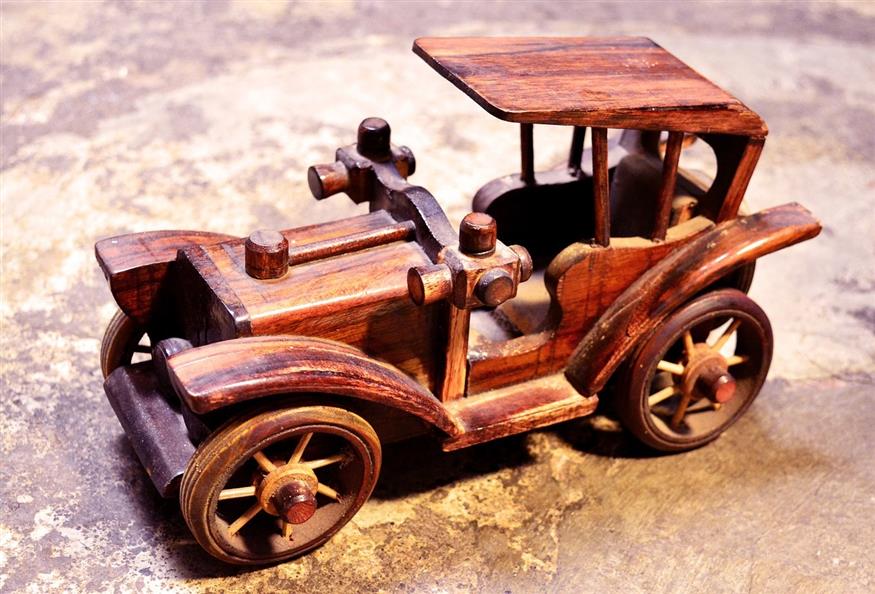 Ένα ξύλινο αυτοκινητάκι - ο απόλυτος γιορτινός μποναμάς (pixabay)