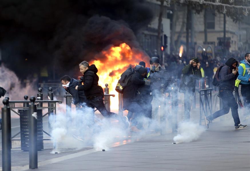 Ένα μικρό αλλά ατελείωτο πεδίο μάχης στο Παρίσι (AP Photo/Claude Paris)