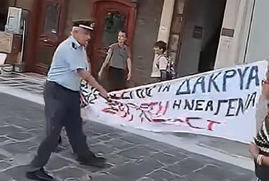 Υπεράνω του νόμου (θεωρεί πως είναι) ο αστυνομικός διοικητής της Άνδρου (Video Capture)