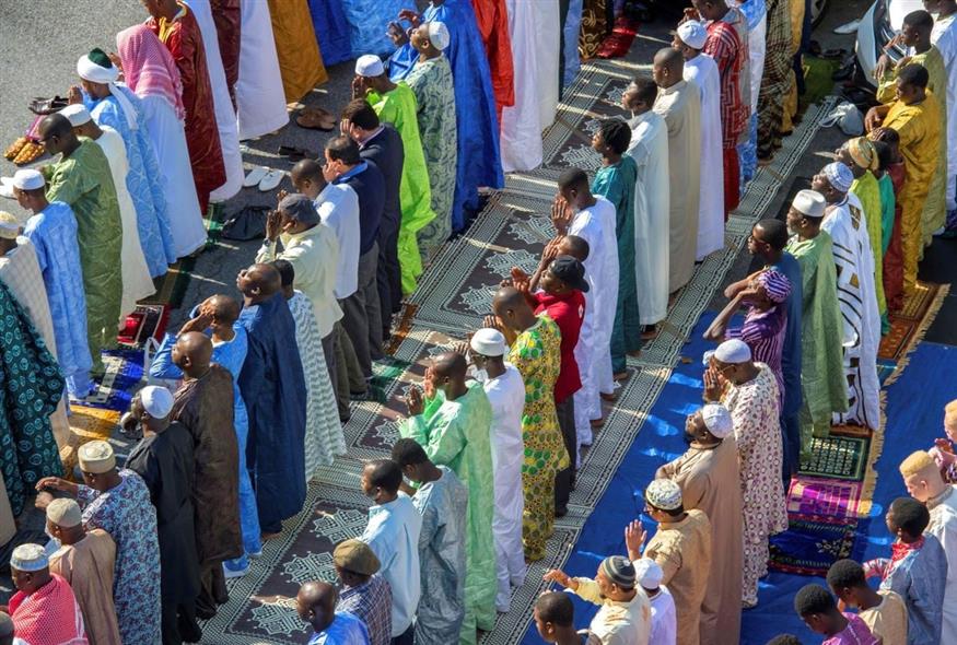 Μουσουλμάνοι πιστοί προσεύχονται στο Χάρλεμ της Νέας Υόρκης (φωτογραφία αρχείου/ Associated Press)