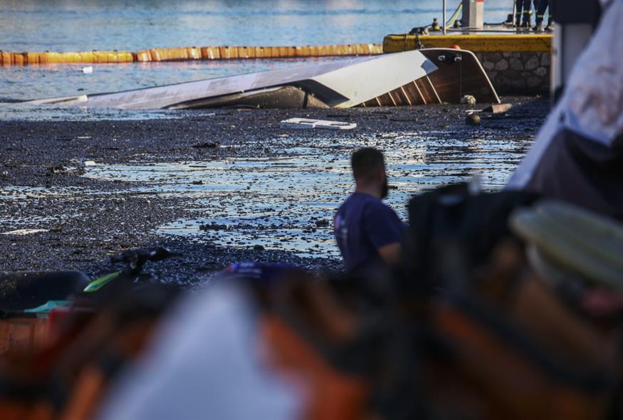 Η φωτιά κατέστρεψε ολοσχερώς τέσσερα σκάφη στη Μαρίνα Ζέας