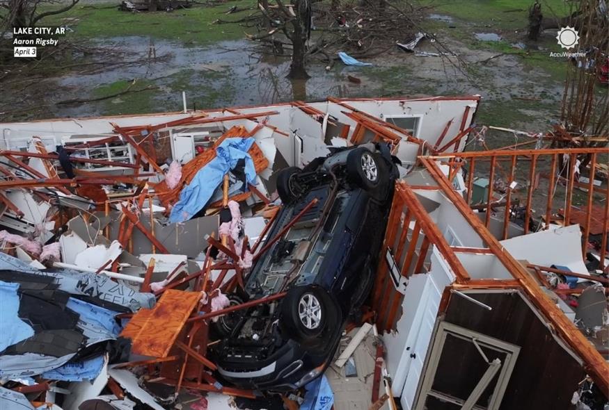 Ανεμοστρόβιλοι σάρωσαν τις κεντρικές και νότιες πολιτείες/x