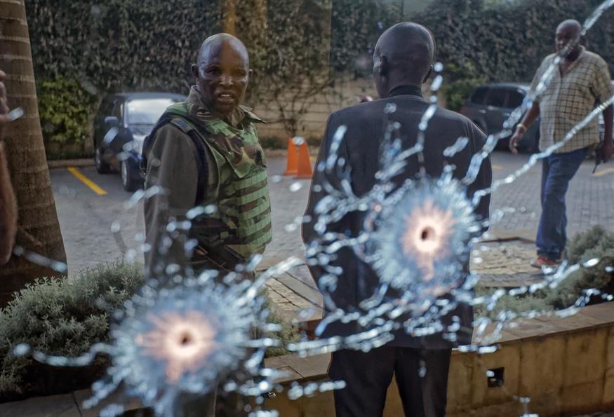 Δύο από τις σφαίρες που καρφώθηκαν στην πρόσοψη του ξενοδοχείου (AP Photo/Ben Curtis)