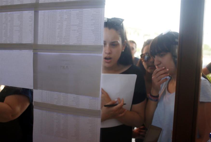 Μαθητές κοιτούν τα αποτελέσματα των πανελληνίων/Eurokinissi