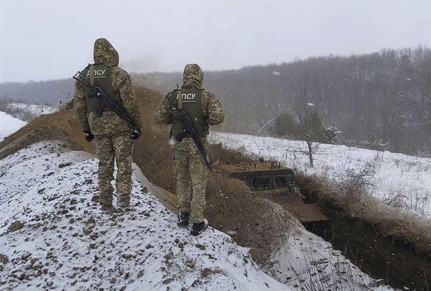 Ρωσία – Ουκρανία: Εκατοντάδες ρωσικά τεθωρακισμένα στα σύνορα των δύο χωρών δείχνουν δορυφορικές εικόνες | Έθνος