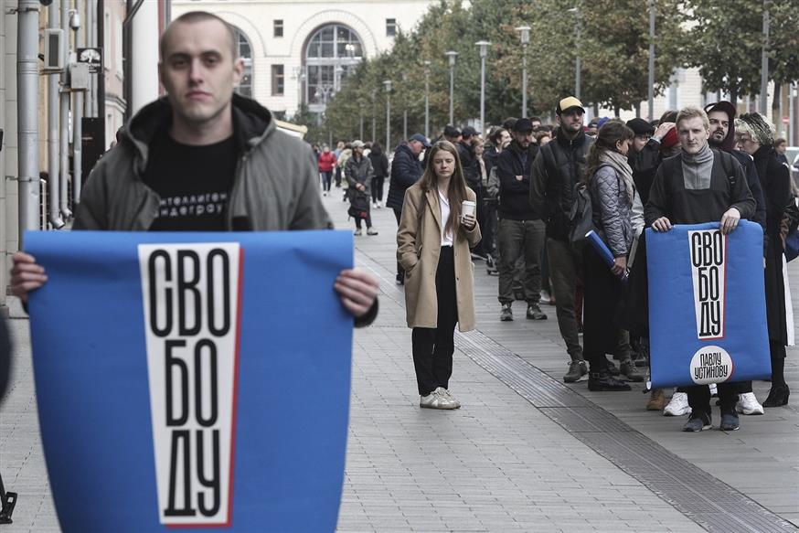 Διαδηλωτές διαμαρτύρονται για τη σύλληψη του Ουστίνοφ (AP Photo)