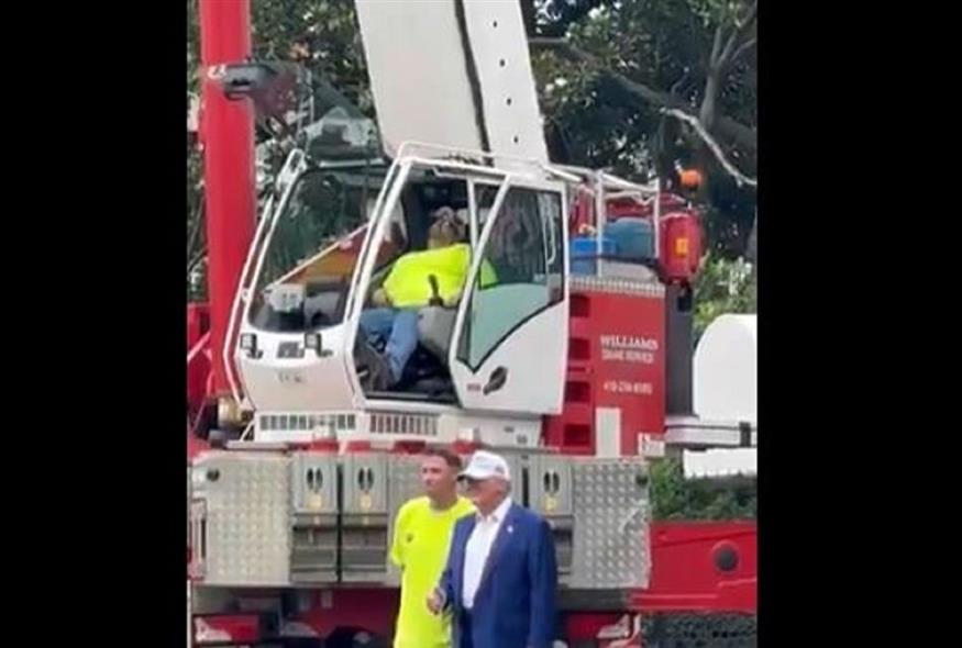 Εργαζόμενος κοιμάται πίσω από τον Τραμπ (X)