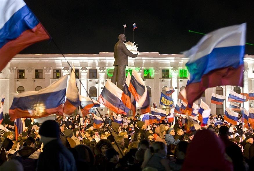 Ρωσόφωνοι πολίτες γιορτάζουν το αποτέλεσμα του μη- αναγνωρισμένου δημοψηφίσματος που διοργανώθηκε στην Κριμαία το 2014 (φωτογραφία αρχείου / Associated Press)