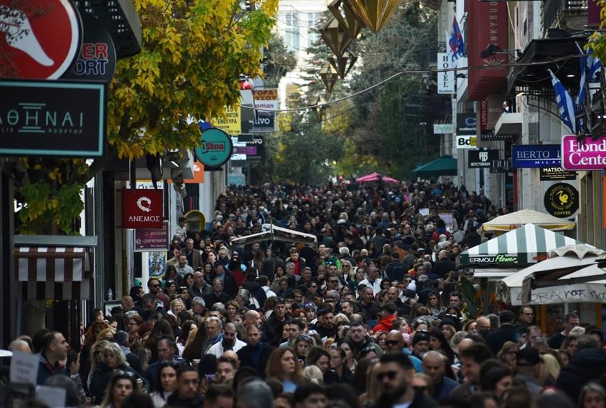 Πλήθος κόσμου στην Ερμού/INTIME