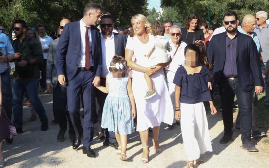 Ο Κώστας Μπακογιάννη με τη Σία Κοσιώνη και τα παιδιά τους (copyright: Eurokinissi)