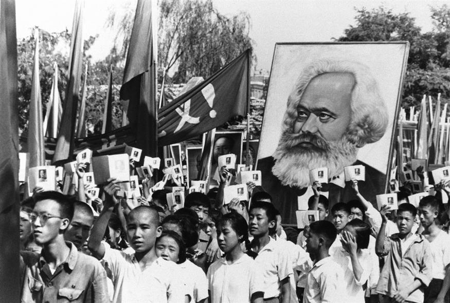 Φοιτητές διαδηλώνουν στην Κίνα του 1966 με λάβαρό τους την εικόνα του Μαρξ. /copyright Ap Photos