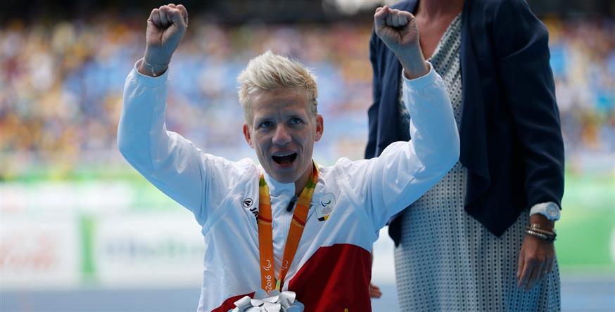 Η Μαρίκε Βέρβουτ πανηγυρίζει μια από τις μεγάλες επιτυχίες που είχε ως παραολυμπιονίκης (copyright: AP)