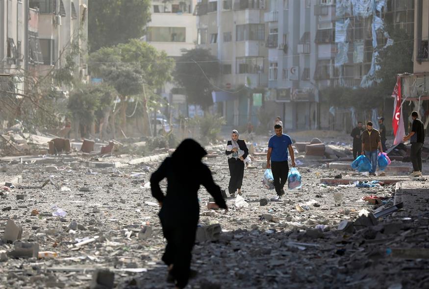Οι άνθρωποι στη Γάζα εγκαταλείπουν τα σπίτια τους (AP Photo/Abed Khaled)
