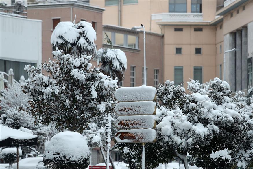 Το χιόνι έχει καλύψει μέχρι και τις πινακίδες στη Θεσσαλονίκη (MotionTeam)