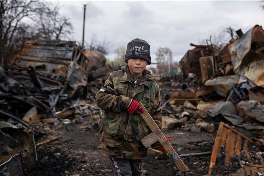 Τα παιδιά στην Ουκρανία παίζουν πόλεμο καιτα σκυλιά είναι στρατιώτες... /copyright Ap Photos