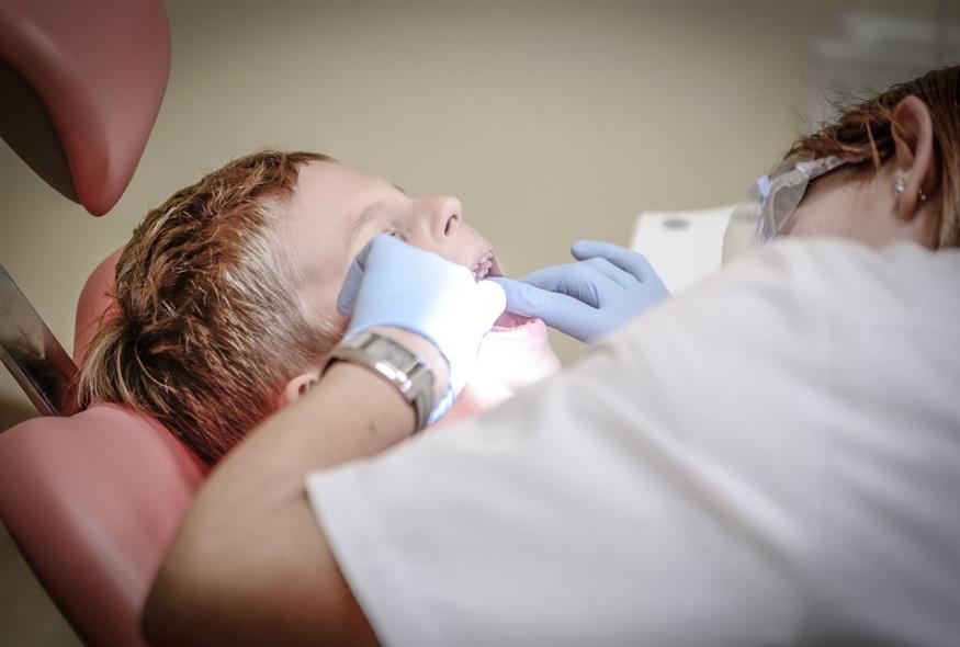 Οδοντιατρική εξέταση σε παιδί (Pixabay)
