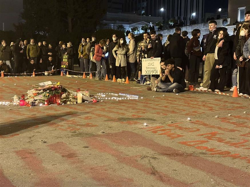 Ενός λεπτού σιγή στη μνήμη των θυμάτων (ethnos.gr/Μάγδα Μπακούση, Αλεξάνδρα Λαοπόδη)