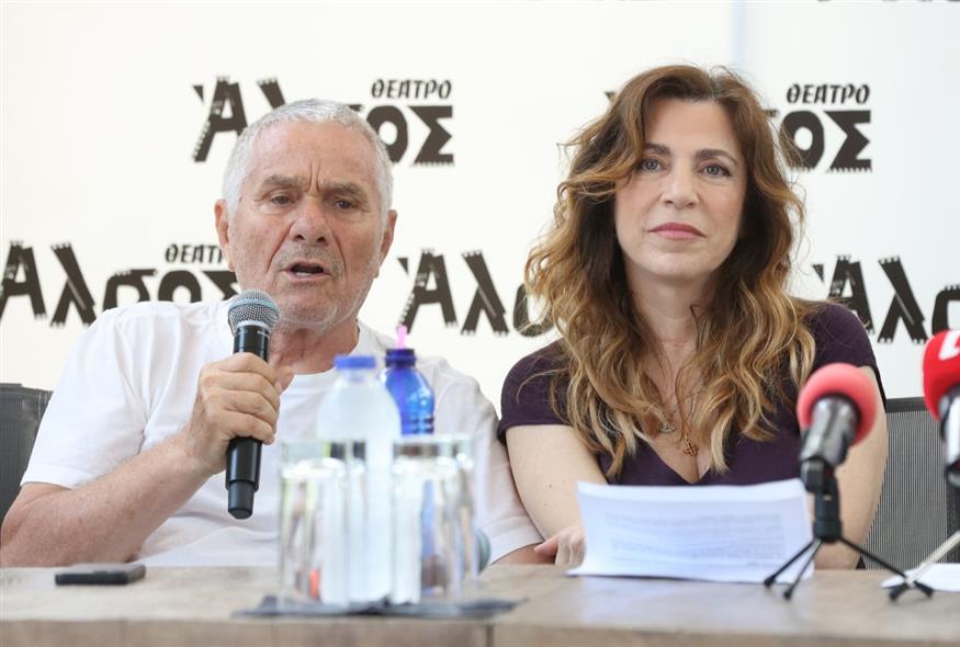 Η Δήμητρα Παπαδοπούλου μαζί με τον έναν από τους δύο παραγωγούς της παράστασης «Τι ζούμε ρε;», Ηλία Μαρασούλη (Copyright: NDP)