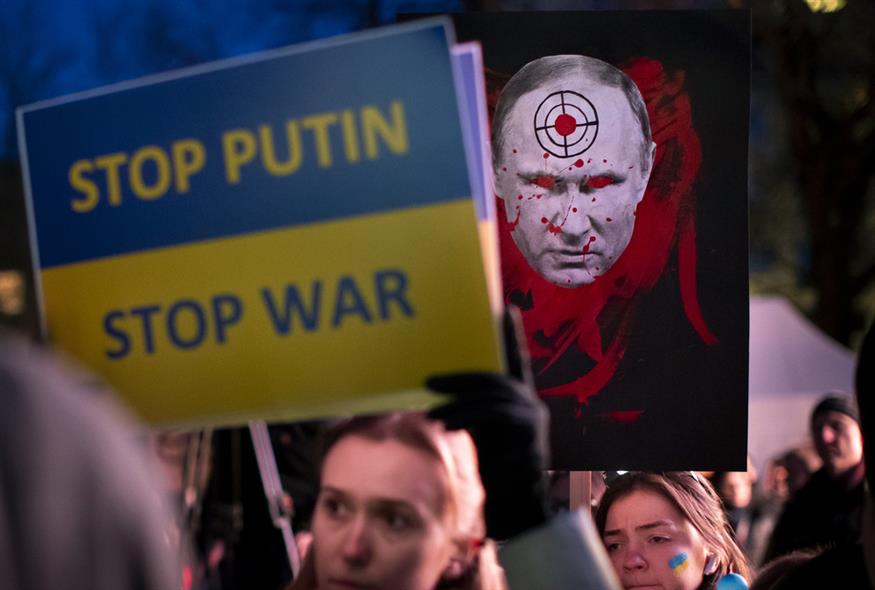 Πολίτες συμμετέχουν σε διαμαρτυρία κατά της ρωσικής εισβολής στην Ουκρανία μπροστά από τη ρωσική πρεσβεία στο Βίλνιους της Λιθουανίας / AP Photo/Mindaugas Kulbis