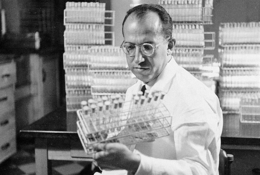 Ο Δρ. Jonas Salk, ο κατασκευαστής του εμβολίου κατά της πολιομυελίτιδας. /copyright AP PHOTOS