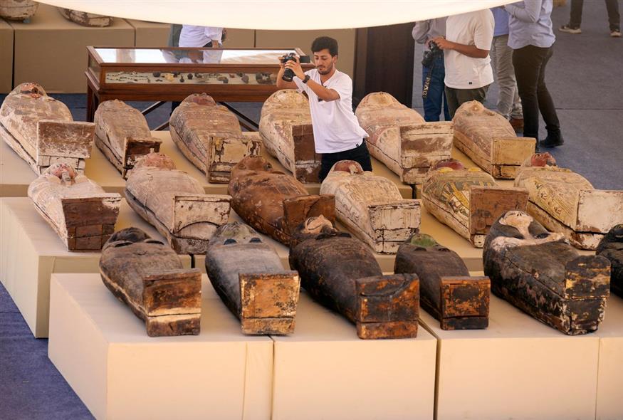Μεγάλος θησαυρός στη Νεκρόπολη της Σακκάρα: Βρήκαν 250 μούμιες στις σαρκοφάγους τους και πολλά αγάλματα (AP Photo/Amr Nabil)