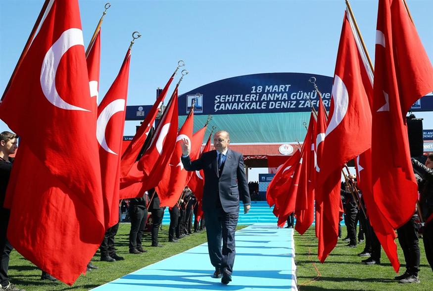 Ο Πρόεδρος της Τουρκίας Ρετζέπ Ταγίπ Ερντογάν χαιρετίζει κατά την άφιξή του για να παραστεί σε τελετή για την 102η επέτειο της εκστρατείας της Καλλίπολης, στο Τσανάκαλε / Kayhan Ozer/Presidential Press Service, Pool Photo via AP